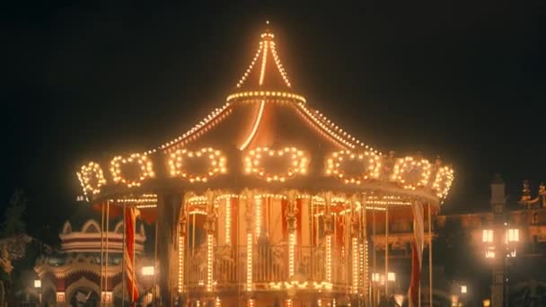 Un vieux carrousel aux lumières vives tourne dans le parc de la ville. slow-mo Moscou, Russie, 09.23.2021 — Video