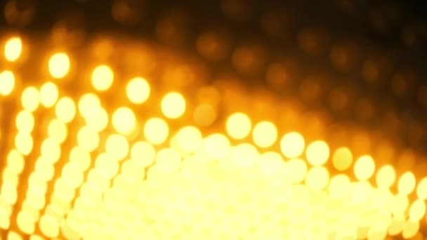 Vídeo de fundo com desfocado Luzes de lâmpada de projector laranja quente acender e desligar, matriz de luz em movimento. — Vídeo de Stock