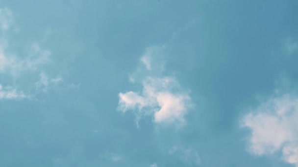 Donkere stormachtige wolken vervormen. — Stockvideo