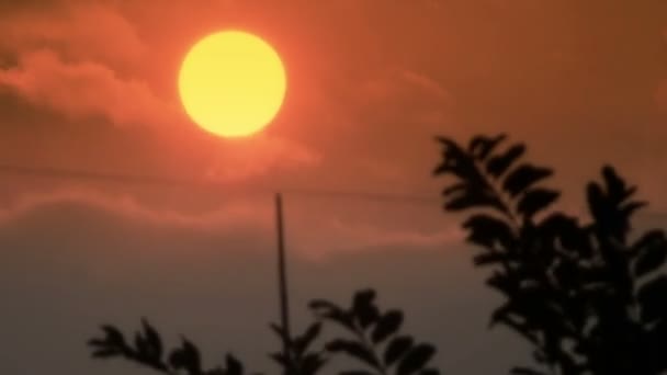 Sun Goes Down e Nuvens Corra no céu traseiro, lapso de tempo — Vídeo de Stock