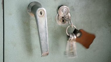 Anahtar asılı ile el Emanet dolabı