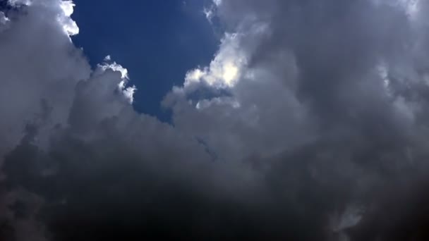 Тучи на голубом небе — стоковое видео