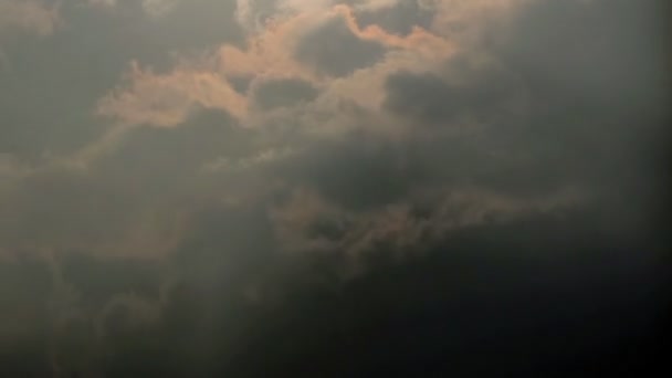 Gün batımı ve kara bulutlar — Stok video