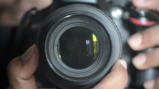 Câmera SLR digital Lente Focando e controlando — Vídeo de Stock