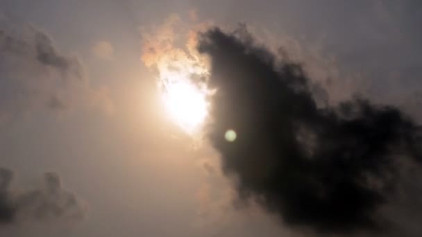 Wolken und Sonne am Himmel — Stockvideo