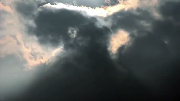 Puesta de sol y nubes oscuras — Vídeo de stock