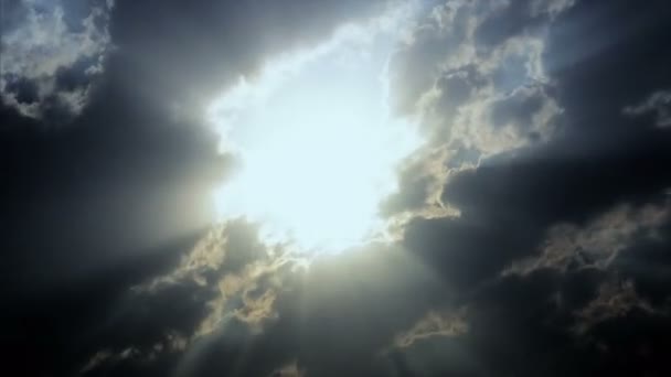 Puesta de sol y nubes oscuras — Vídeo de stock