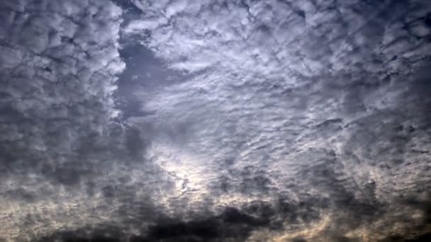 Облачное небо, время летит — стоковое видео
