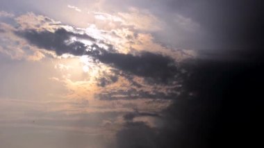 Güzel batan güneşin bulutların arkasında