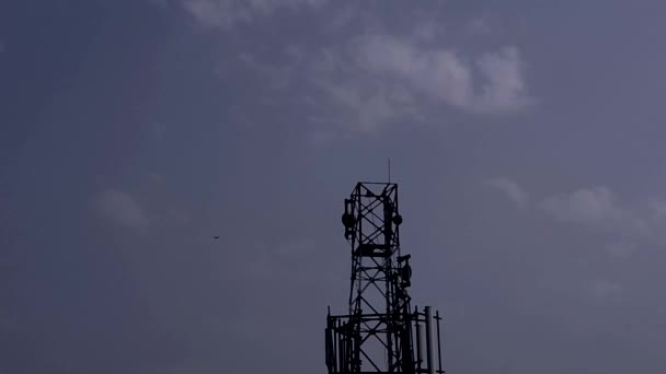 Облачное небо с сетевой башней — стоковое видео
