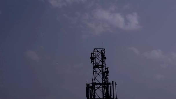 Ciel nuageux avec tour de réseau 