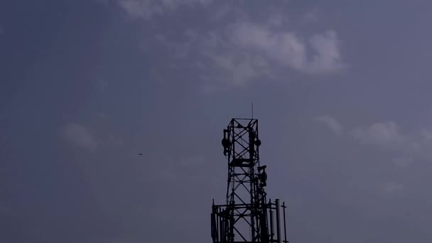 Cielo nublado con torre de red — Vídeo de stock