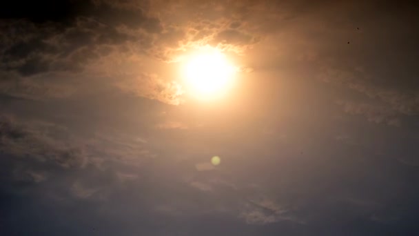 Mooie ondergaande zon achter de wolken — Stockvideo