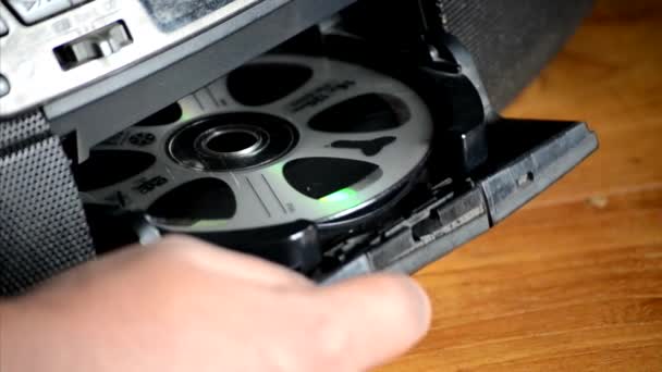 Hombre presiona el botón de expulsión en el conjunto de reproductor de CD — Vídeos de Stock