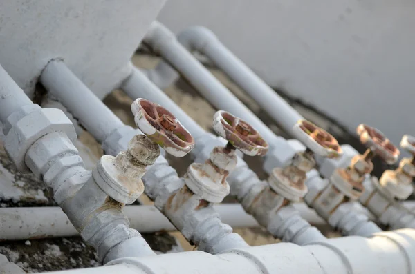 Линия водопровода в здании города — стоковое фото