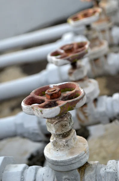 Ligne de canalisations d'eau dans le bâtiment de la ville — Photo