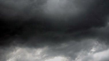 Beyaz ve koyu fırtına bulutları, zaman atlamalı