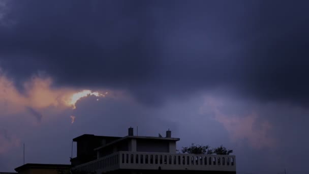 Storm och regnmoln på staden — Stockvideo