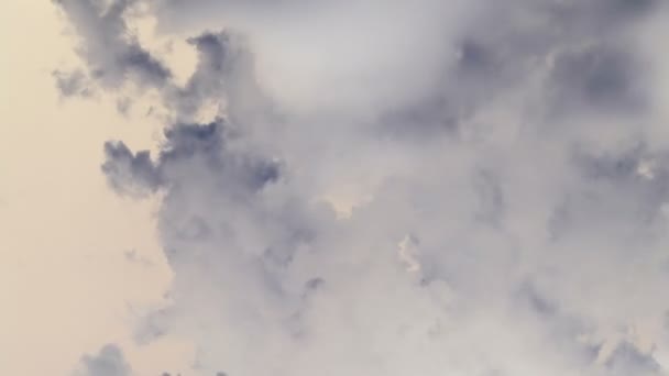 Nuvens de tempestade brancas e escuras, lapso de tempo — Vídeo de Stock