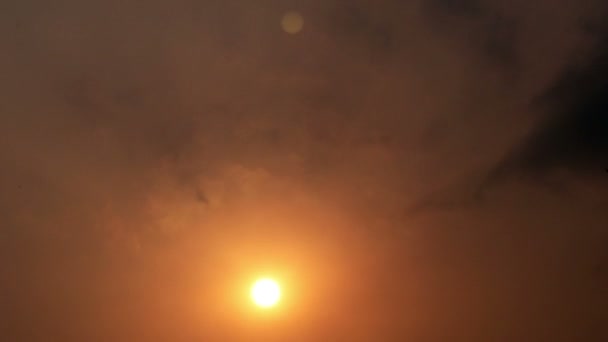 Le soleil se couche dans le ciel, le temps passe 