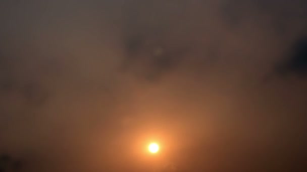 Le soleil se couche dans le ciel, le temps passe 