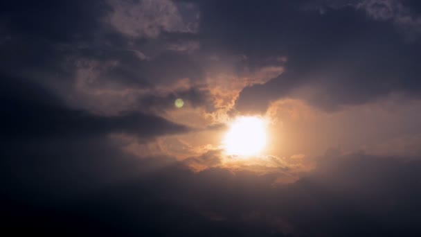 Solnedgång på mulen himmel, tidsinställd — Stockvideo