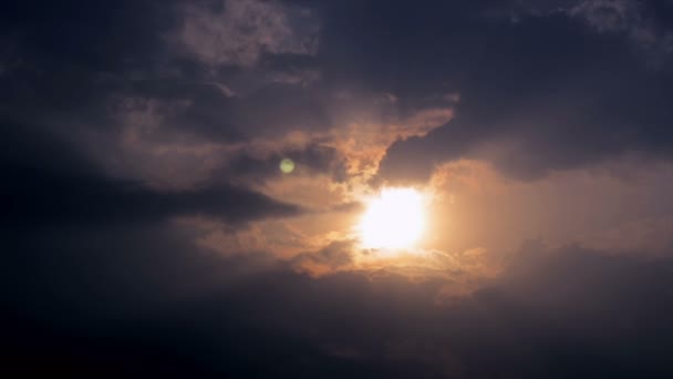 Puesta de sol en el cielo nublado, lapso de tiempo — Vídeo de stock