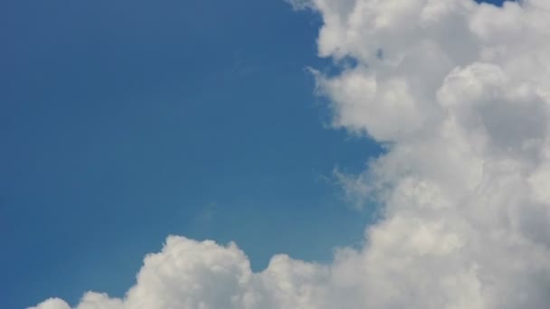 Nubes en el cielo azul — Vídeos de Stock