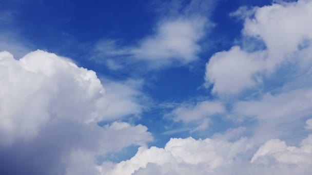 Wolken am blauen Himmel — Stockvideo