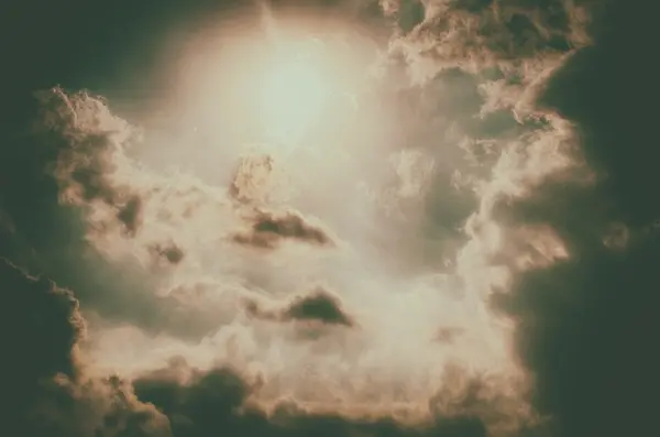 Wolken und Sonne am Himmel — Stockfoto