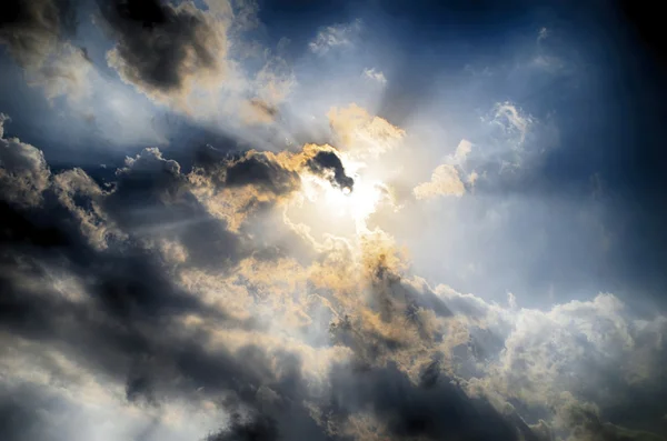 Wolken und Sonne am Himmel — Stockfoto