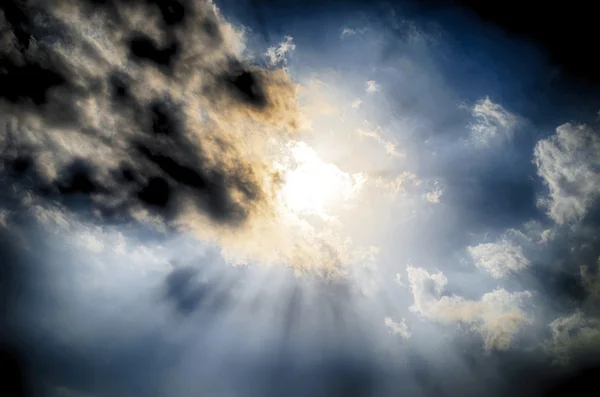 Wolken und Sonne am Himmel — Stockfoto