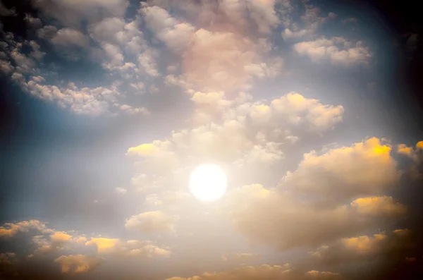 Wolken und Sonne am Himmel — Stockfoto