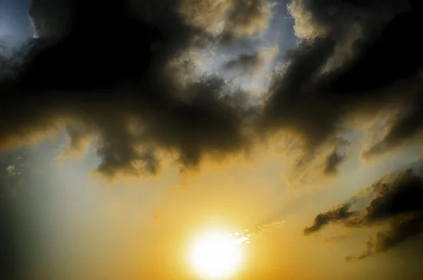 Wolken und Sonne am Himmel — Stockfoto