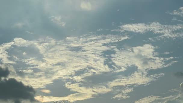 Nubes en el cielo azul, lapso de tiempo — Vídeos de Stock