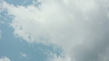 Bulutların üstünde mavi gökyüzü, zaman atlamalı