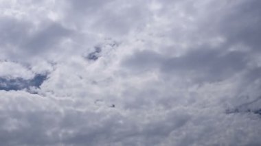 Bulutların üstünde mavi gökyüzü, zaman atlamalı