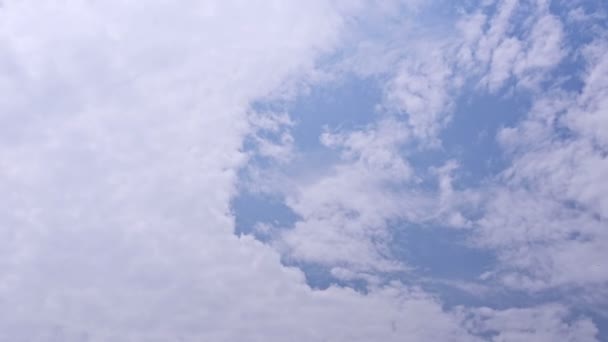 Nuvens no céu azul, lapso de tempo — Vídeo de Stock