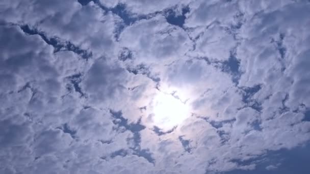 Bulutların üstünde mavi gökyüzü, zaman atlamalı — Stok video