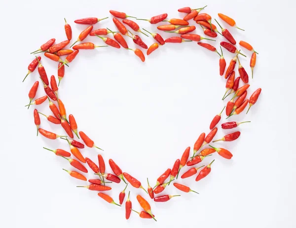 Schema del cuore vuoto da peperoni rossi disposti Foto Stock Royalty Free