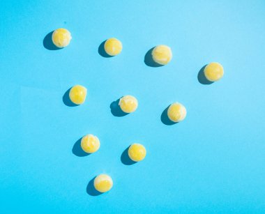 Buz küplerine donmuş portakal meyveleri parlak mavi arka planda yaratıcı ferahlatıcı yaz konsepti için üçgen şeklinde düzenlenmiştir. Yüksek kontrastlı minimum düz konsept.