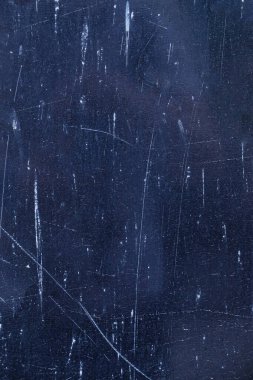 Beyaz boya lekeli mavi beton duvar. Sanatsal grunge arkaplanı