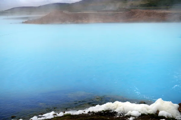 Blue pool av naturen badet i Myvatn område, Island. Royaltyfria Stockbilder