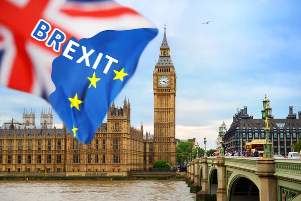 Evropská unie názorově modré vlajky Eu a vlajka Velké Británie — Stock fotografie