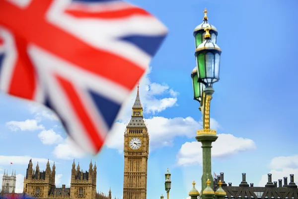 Bandeira do Reino Unido voando na frente de Big Ben Fotos De Bancos De Imagens Sem Royalties