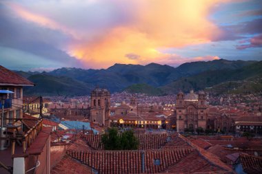 Merkezi kare ve katedral içinde Cuzco (Plaza de Armas Meydanı)
