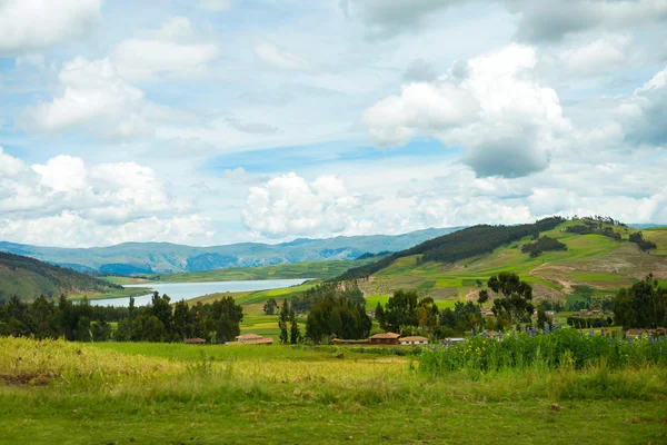 Natur: fältet och mountain lake i Peru Royaltyfria Stockbilder