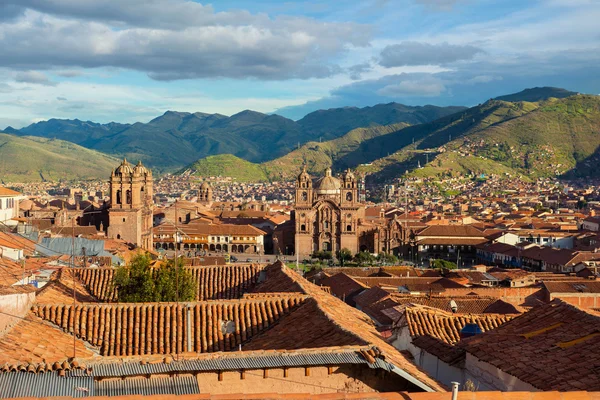 Bergen och det centrala torget i Cusco (Plaza de Armas torget) Stockbild