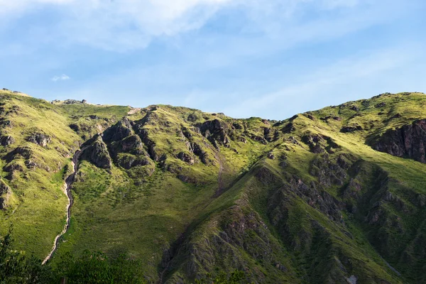 Grüne berge in südamerika lizenzfreie Stockfotos