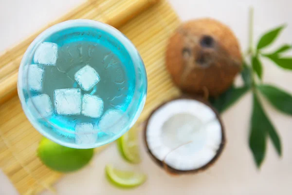 Coquetel de bebida longa com Curaçao Azul e coco . Fotos De Bancos De Imagens Sem Royalties